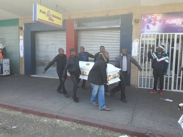 There was a brief traffic jam at the food outlet at corner 12th Avenue and Fife Street when MaPecca’s relatives removed the coffin from the hearse and placed it at the front of Oricious’ takeaway outlet, Fish and Chicken City.