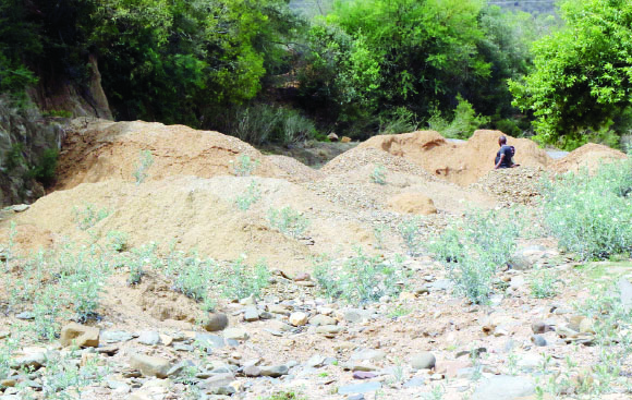 Illegal miners bury  Umzingwane River