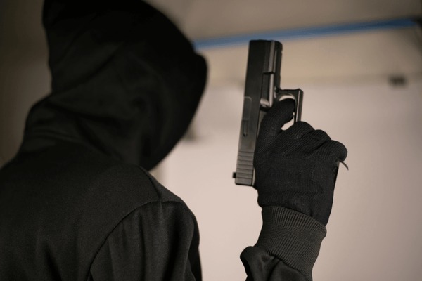 Six armed robbers rob a financial servic...